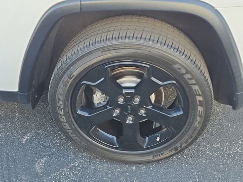 Used 2019 Jeep Grand Cherokee Laredo image 5