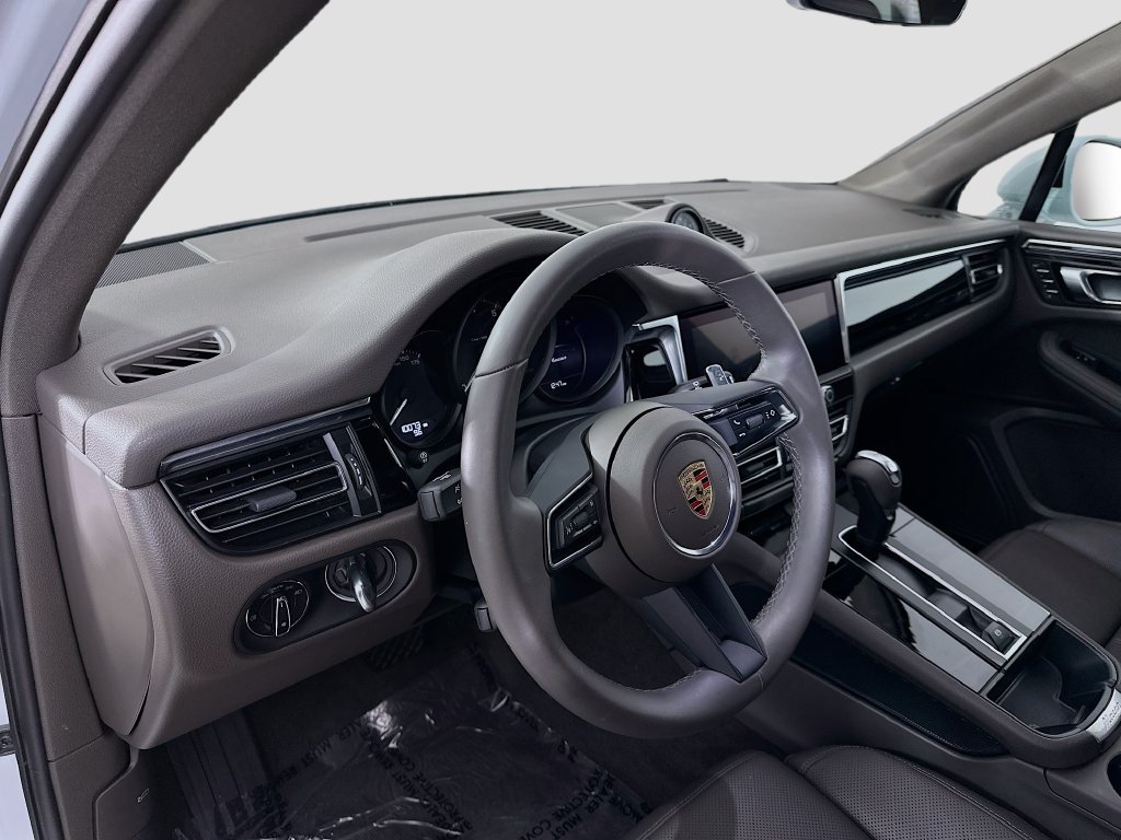 Certified 2025 Porsche Macan AWD/4WD image 4