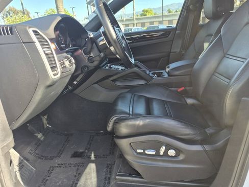 Used 2021 Porsche Cayenne AWD/4WD image 12