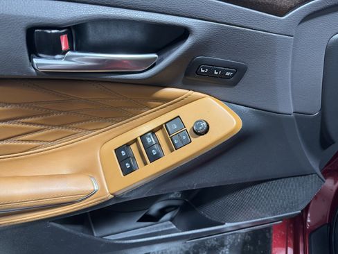 Used 2020 Toyota Avalon Limited image 19