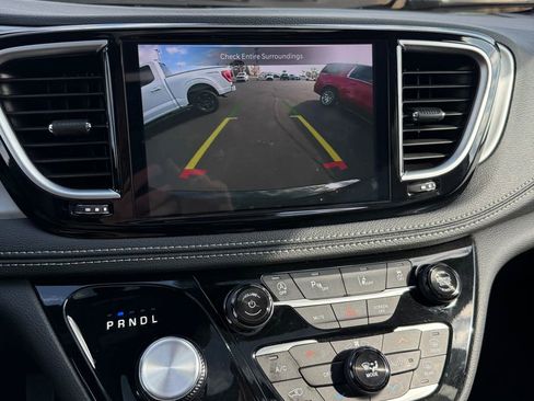 Used 2025 Chrysler Pacifica Limited image 20