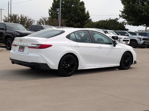 Used 2025 Toyota Camry SE FWD image 6