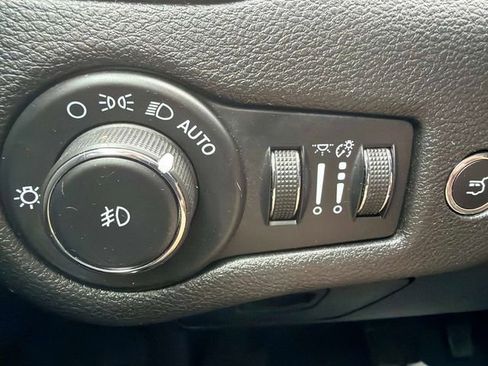 Used 2021 Jeep Cherokee Limited AWD/4WD image 31