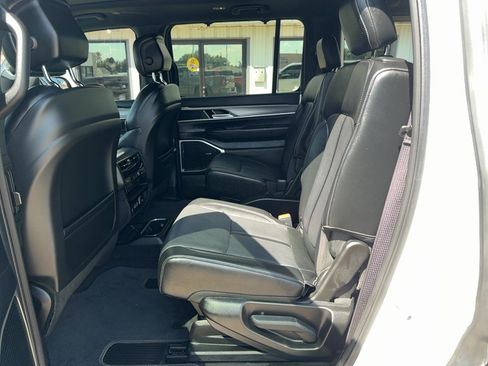 Used 2024 Jeep Wagoneer Series II w/ Convenience Group I AWD/4WD image 11