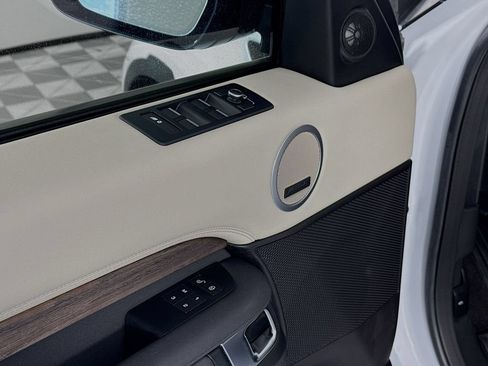 Used 2018 Land Rover Discovery HSE AWD/4WD image 19
