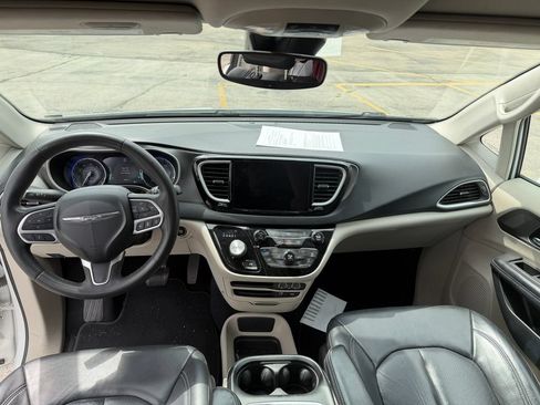 Used 2022 Chrysler Pacifica Touring-L FWD image 7