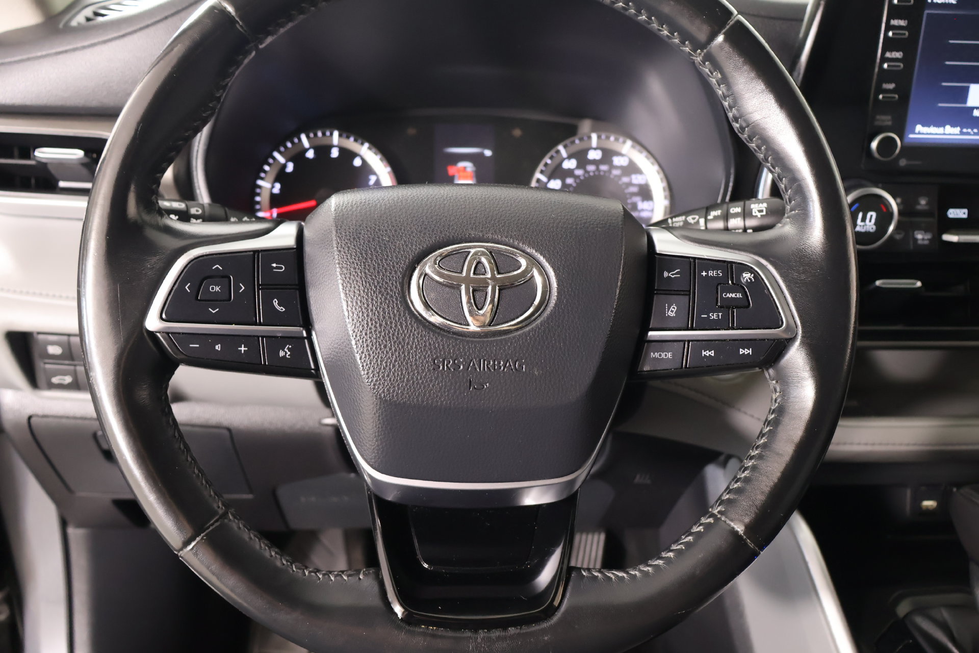 Used 2021 Toyota Highlander LE AWD/4WD image 3