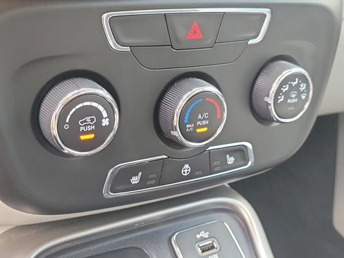 Used 2018 Jeep Compass Latitude w/ Cold Weather Group AWD/4WD image 29