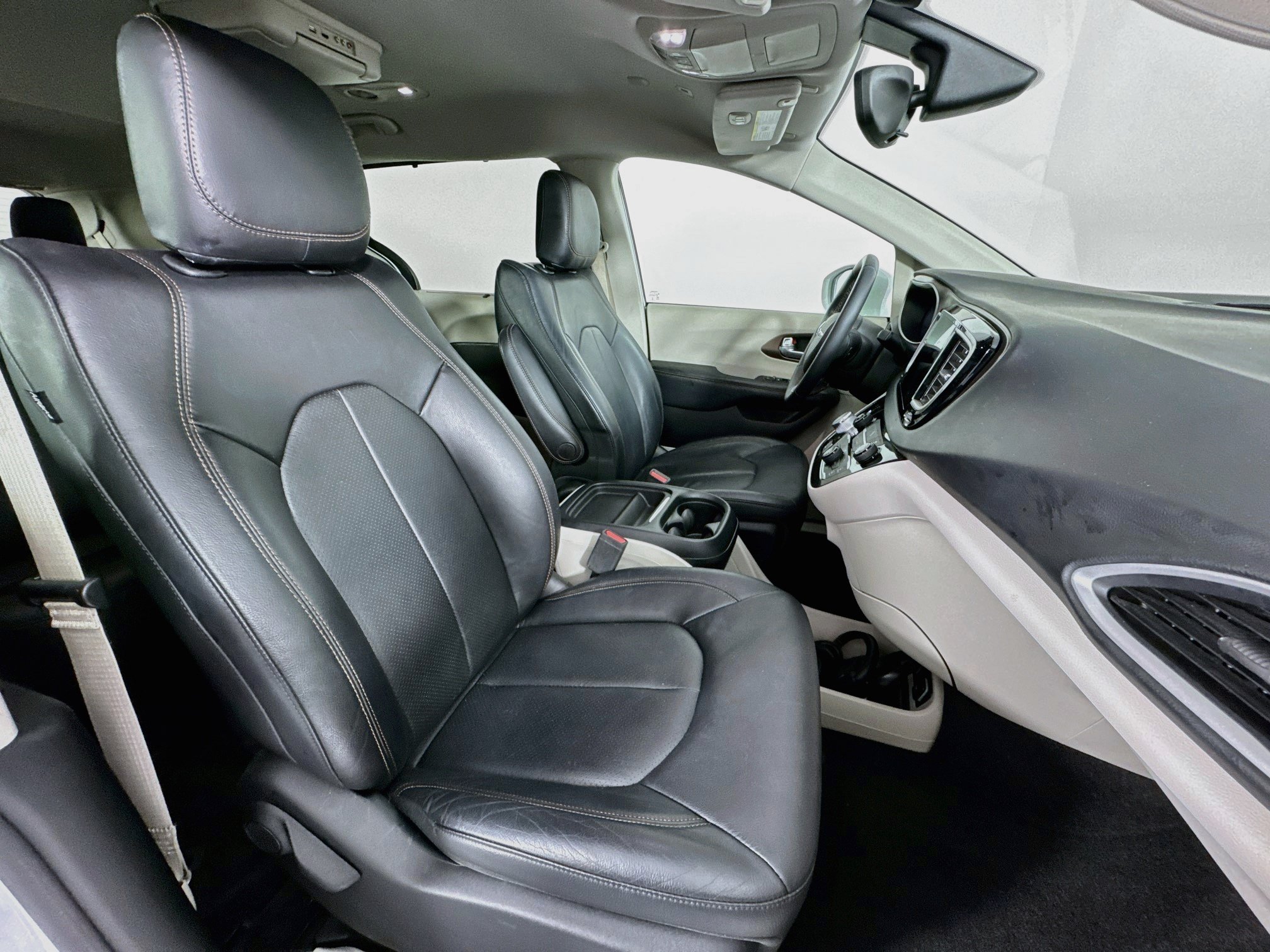 Used 2018 Chrysler Pacifica Touring-L FWD image 29