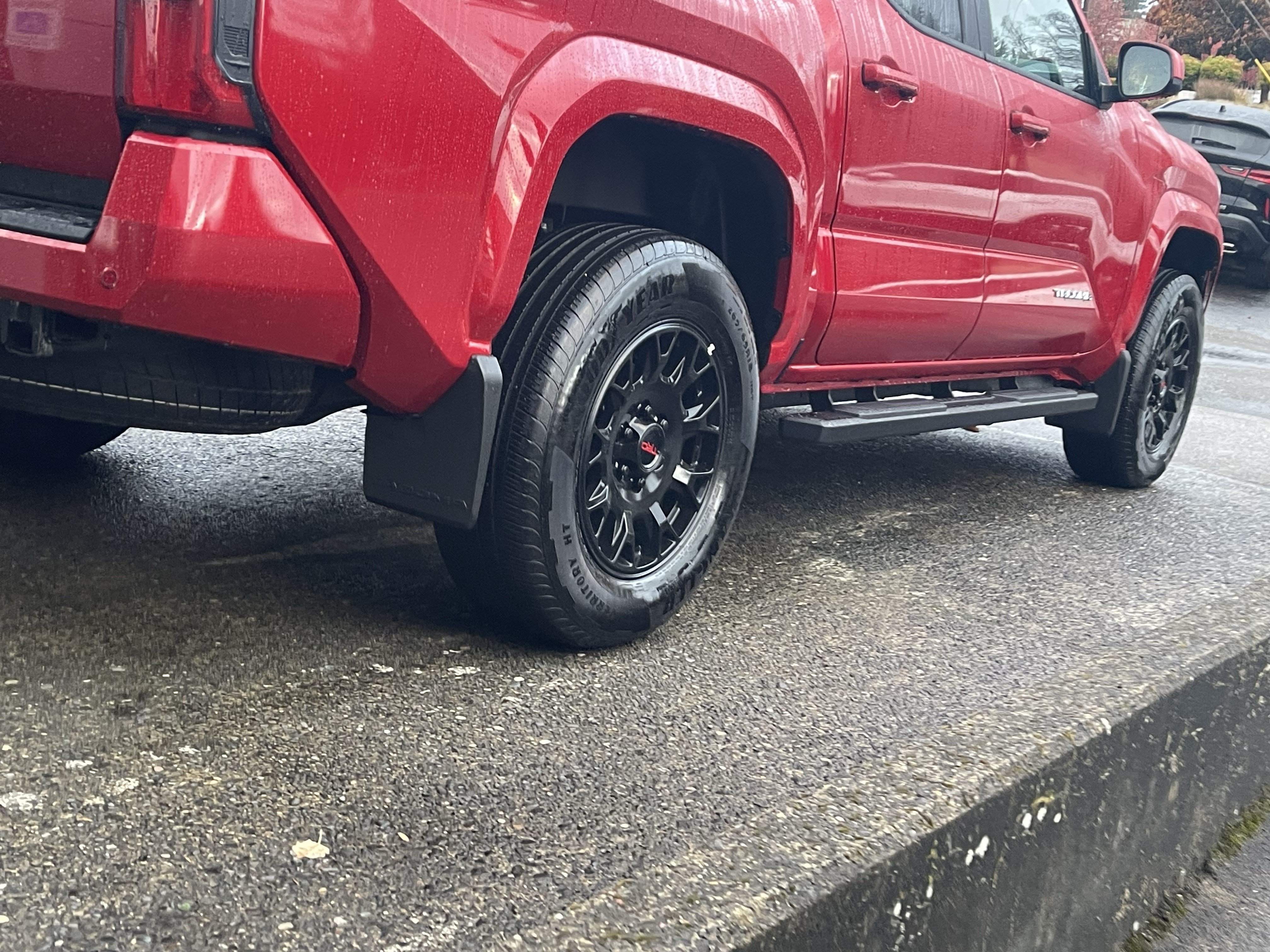 Used 2025 Toyota Tacoma SR5 AWD/4WD image 9