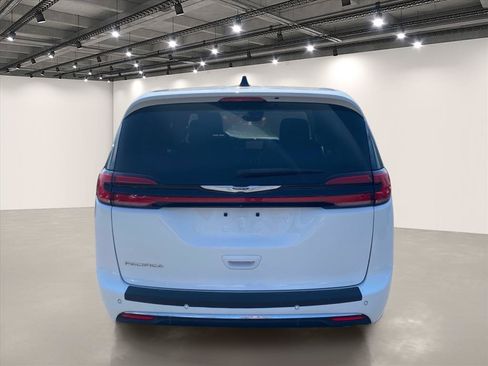 Used 2024 Chrysler Pacifica Touring-L FWD image 6