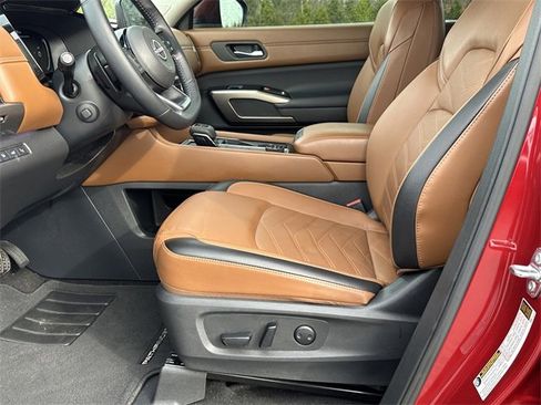 Certified 2024 Nissan Pathfinder Platinum w/ Black Appearance Package image 10