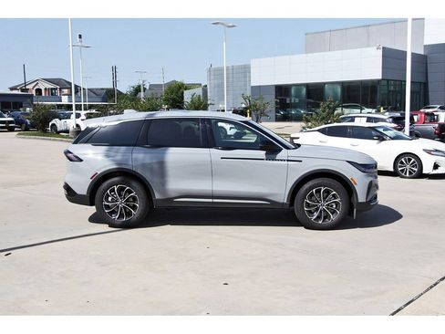 Used 2026 Lincoln Nautilus Premier AWD/4WD image 6