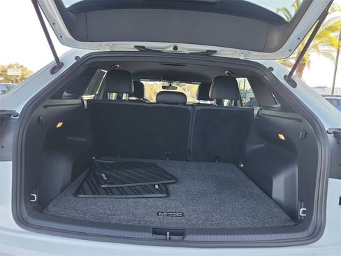 Used 2022 Volkswagen Atlas Cross Sport SE image 11