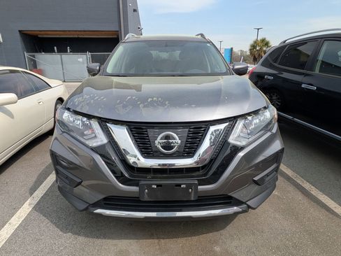 Used 2017 Nissan Rogue SV image 2