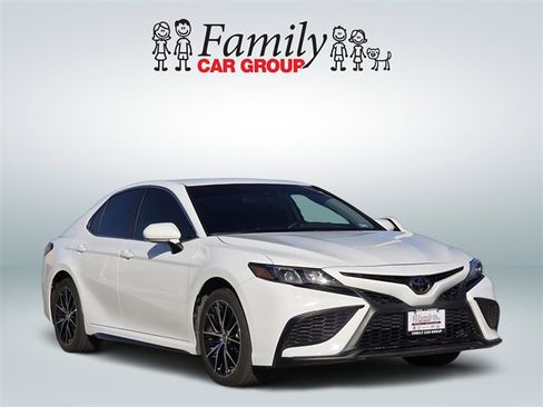 Used 2023 Toyota Camry SE image 2
