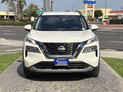 Used 2023 Nissan Rogue SV image 2