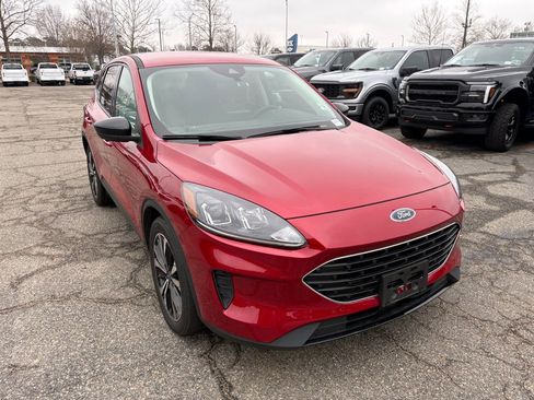 Used 2022 Ford Escape SE w/ SE Sport Appearance Package image 3