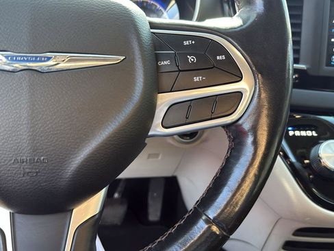 Used 2020 Chrysler Pacifica Touring-L image 16