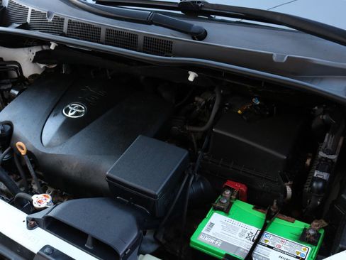 Used 2017 Toyota Sienna XLE w/ XLE Navigation Package image 57