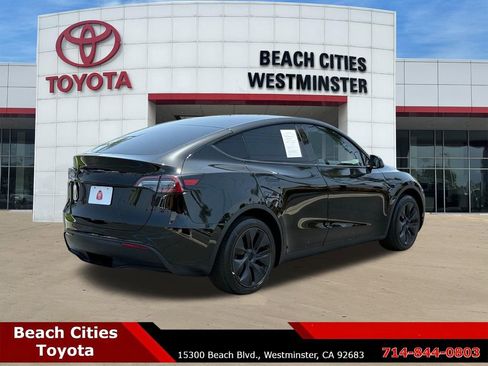 Used 2024 Tesla Model Y 2WD image 12
