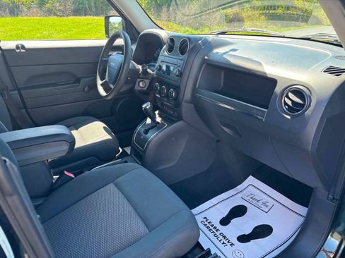 Used 2010 Jeep Patriot Sport w/ Tire & Wheel Group AWD/4WD image 9