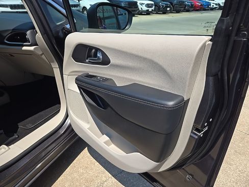 Used 2023 Chrysler Pacifica Touring-L FWD image 67