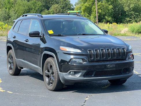 Used 2018 Jeep Cherokee Latitude w/ Altitude Package AWD/4WD image 12