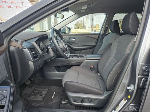 Used 2023 Nissan Rogue SV image 11