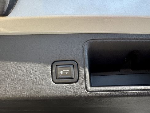 Used 2022 GMC Terrain SLT w/ Infotainment Package II image 7