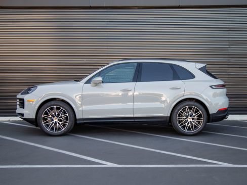 Certified 2026 Porsche Cayenne AWD/4WD image 2