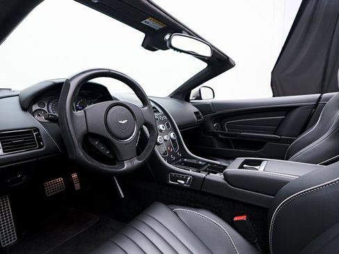 Used 2016 Aston Martin DB9 GT image 2