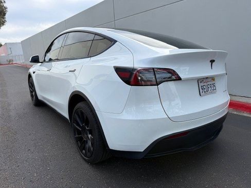 Used 2023 Tesla Model Y AWD image 4