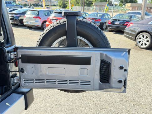 Used 2015 Jeep Wrangler Unlimited Sahara w/ Dual Top Group AWD/4WD image 32