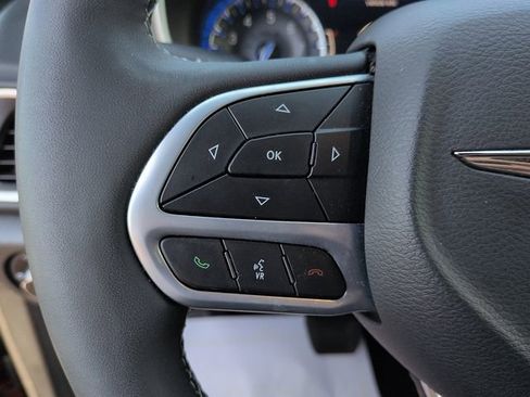 Used 2025 Chrysler Pacifica Select image 18