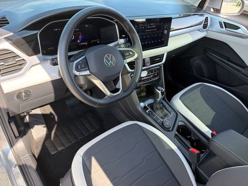 Certified 2025 Volkswagen Taos SE AWD/4WD image 8