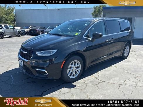 Used 2023 Chrysler Pacifica Touring-L image 1