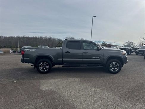 Used 2018 Toyota Tacoma TRD Sport image 3