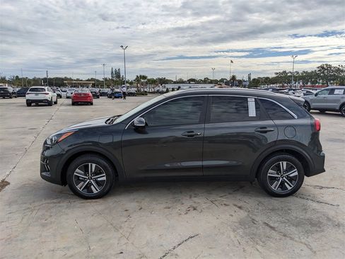 Certified 2022 Kia Niro EX image 6