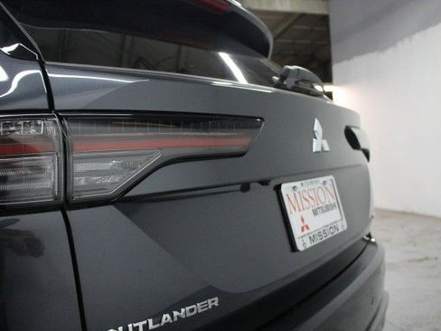 New 2025 Mitsubishi Outlander SE image 4