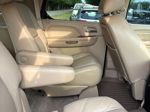 Used 2011 Cadillac Escalade Premium AWD/4WD image 33