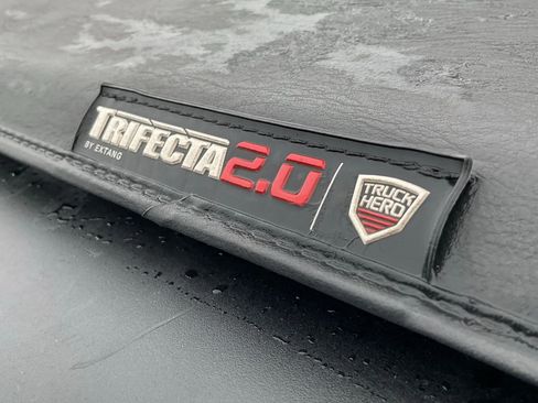 Used 2017 Nissan Titan SV image 16