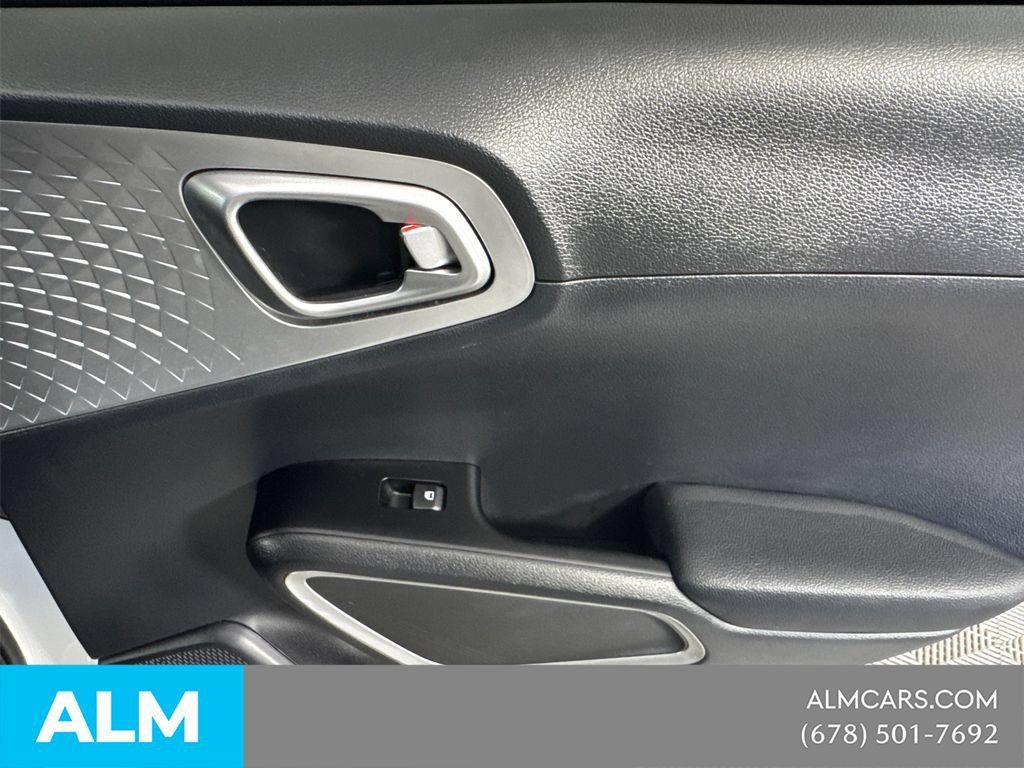 Used 2025 Kia Soul LX w/ LX Technology Package FWD image 19