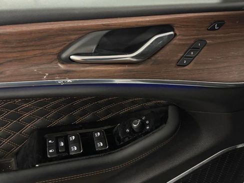 Used 2025 Jeep Grand Cherokee Summit image 12