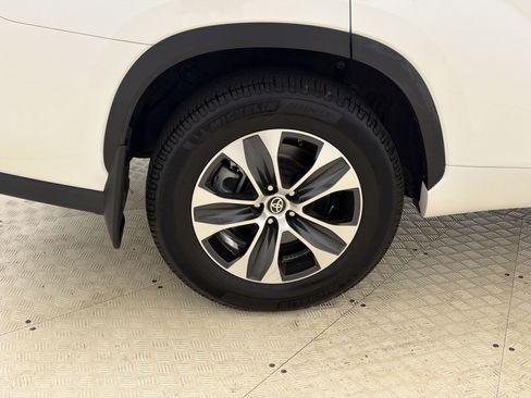 Used 2020 Toyota Highlander XLE AWD/4WD image 11