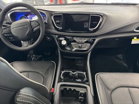New 2027 Chrysler Pacifica Limited AWD/4WD image 31