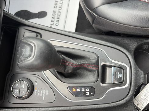 Used 2022 Jeep Cherokee Trailhawk AWD/4WD image 22