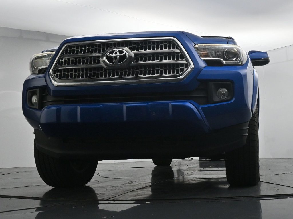 Used 2016 Toyota Tacoma TRD Sport w/ Towing Package AWD/4WD image 19