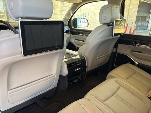 Used 2022 Jeep Wagoneer Series II w/ Premium Group I image 17