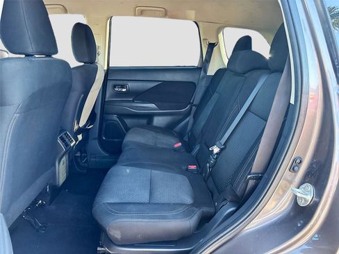 Used 2020 Mitsubishi Outlander ES image 26